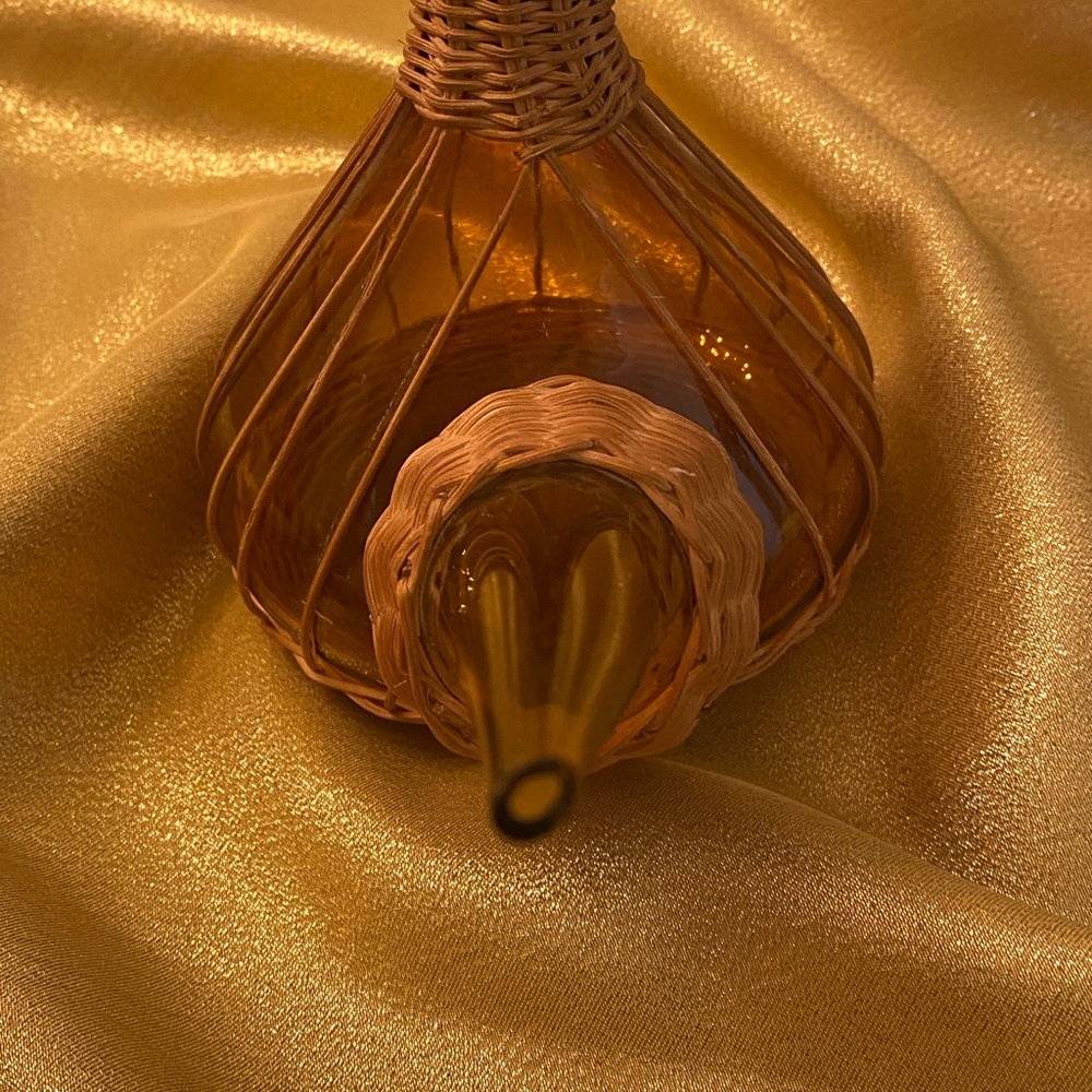 Vintage Spanish Amber Glass Wine Decanter with basket weave base - Picture 4 of 5